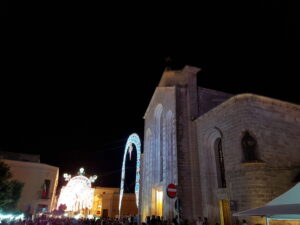 die Kirche von San Michele Salentino mit Blick auf die Lichter-Dekoration