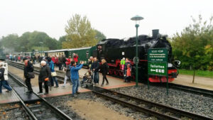 der Rasende Roland bei seinem Halt im Bahnhof von Binz