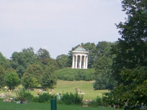 Blick auf den Monopteros im Englischen Garten