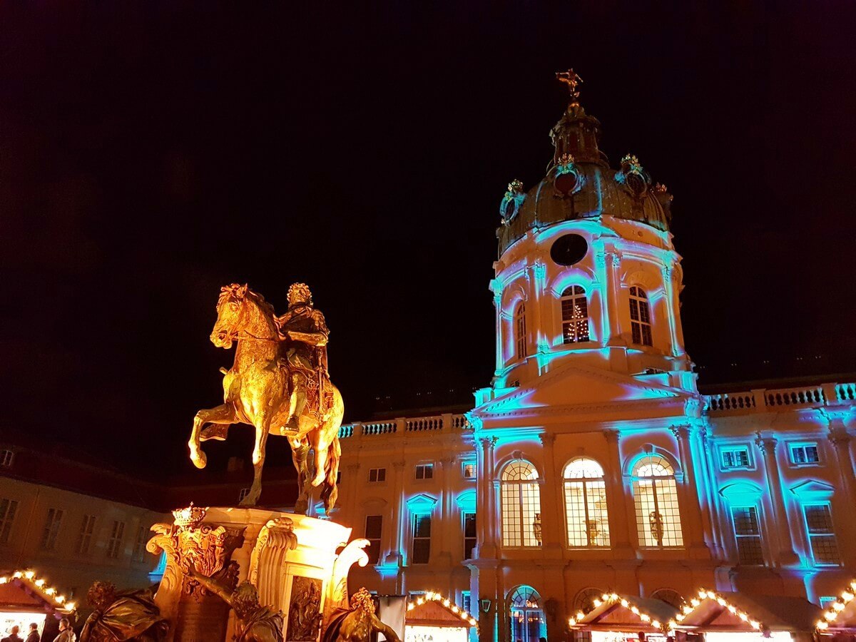 Berlin - Weihnachtsmarkt Vor Dem Schloss Charlottenburg