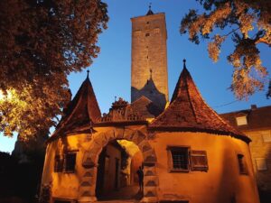 das angestrahlte Burgtor von Rothenburg in der Abenddämmerung