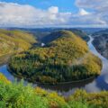 Blick vom Aussichtspunkt Cloef auf die Saarschleife und die herbstlichen Wälder