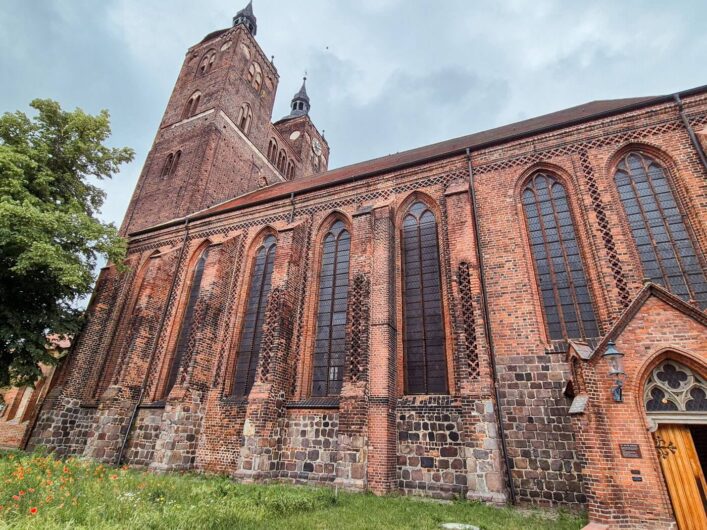 Seitlicher Blick auf die Kirche St. Petri in der Altmark