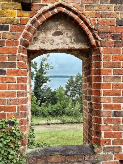 Fensteröffnung in der Klosterruine Arendsee mit Blick auf den See