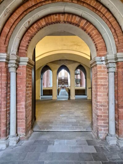 Blick durch das romanische Portal in die Kirche St. Petri