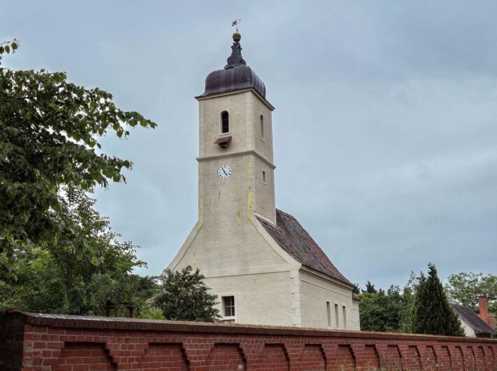 Blick auf die Dorfkirche Krumke