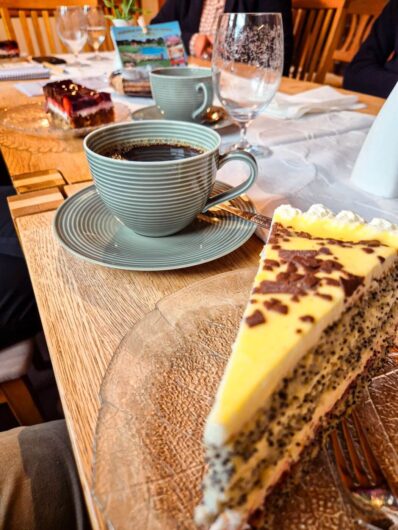 Eierlikör-Mohntorte mit einer Tasse Kaffee