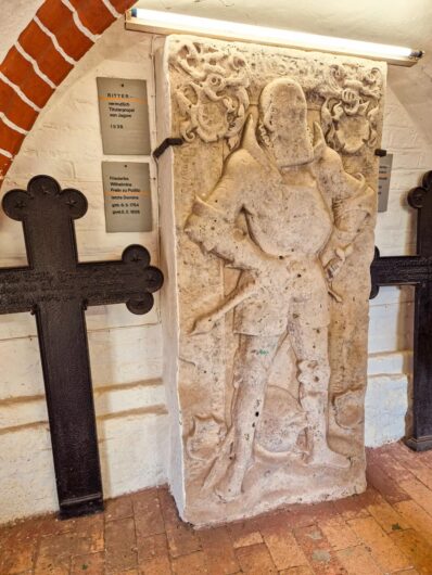 Profilsteinplatte und Kreuze im Gang der Klosterkirche