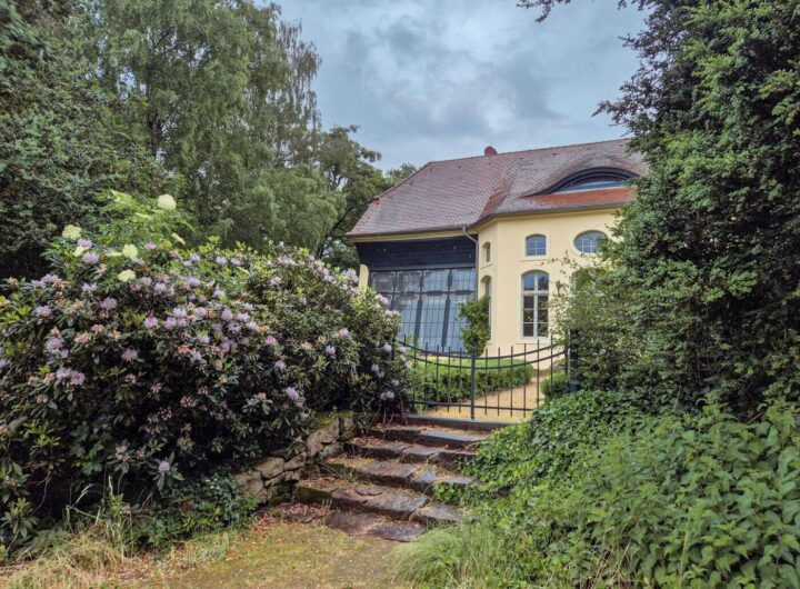 Orangerie und Rhododendron im Schlosspark Krumke