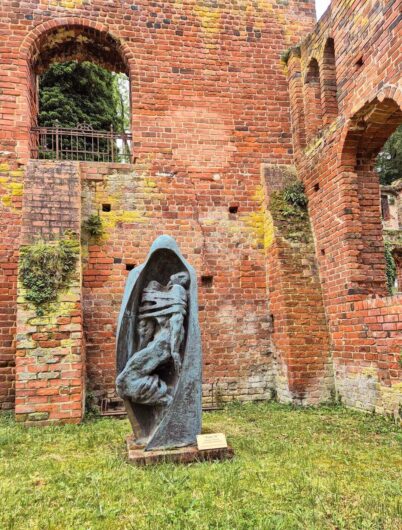 Skulptur zwischen den Mauern der Klosterruine Arendsee