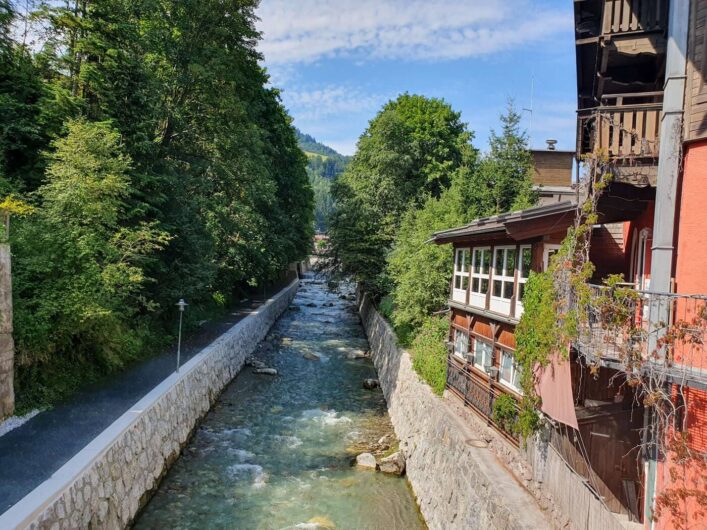 Blick auf das Flüsschen Aschauer Ache in Kirchberg