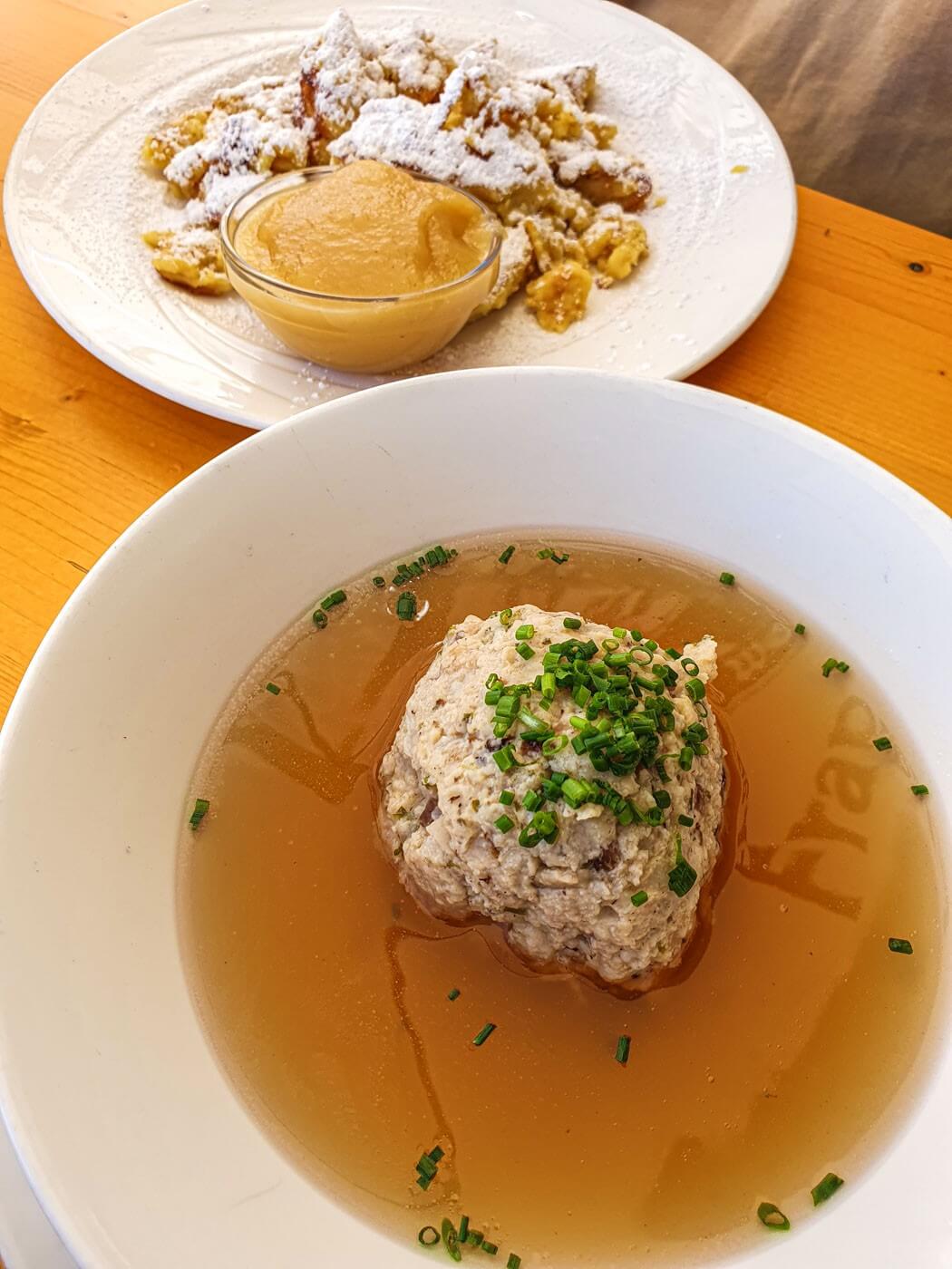 Kaiserschmarrn und Knödelsuppe beim Talkasser im Brixental in Tirol