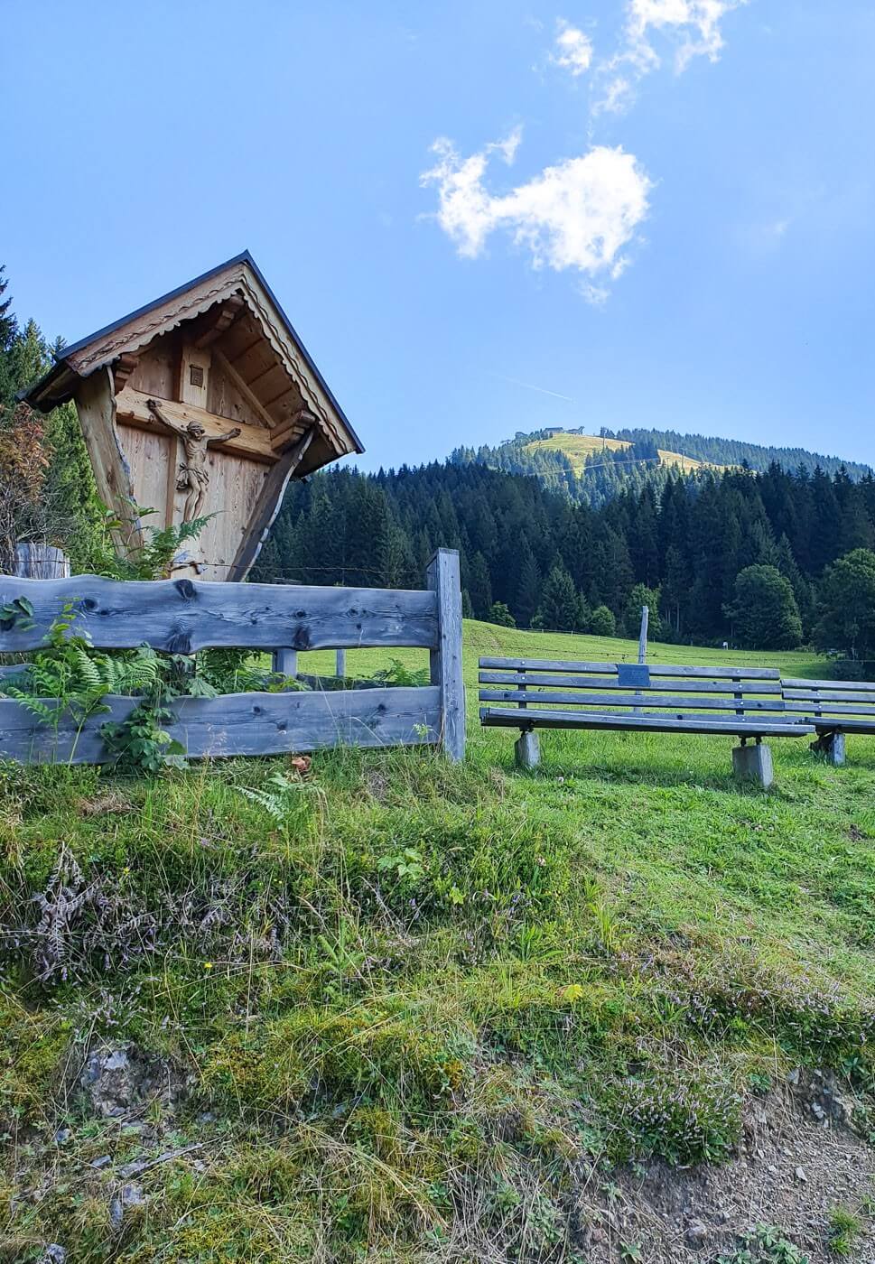 Kreuz am Wegrand im Brixental