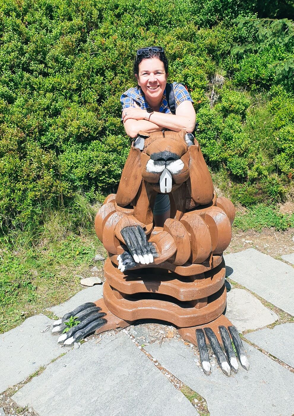 Martina hinter einem hölzernen Murmeltier im Alpinolino