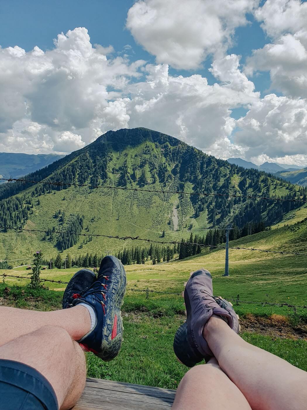 Wanderschuhe vor Bergpanorama im Brixental in Österreich