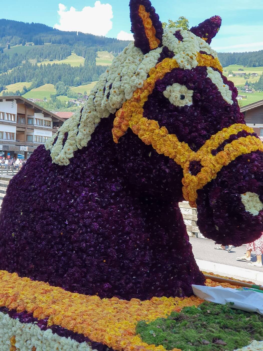 Motivwagen im Blumencorso Kirchberg - Blumenschmuck in Form eines Pferdekopfes