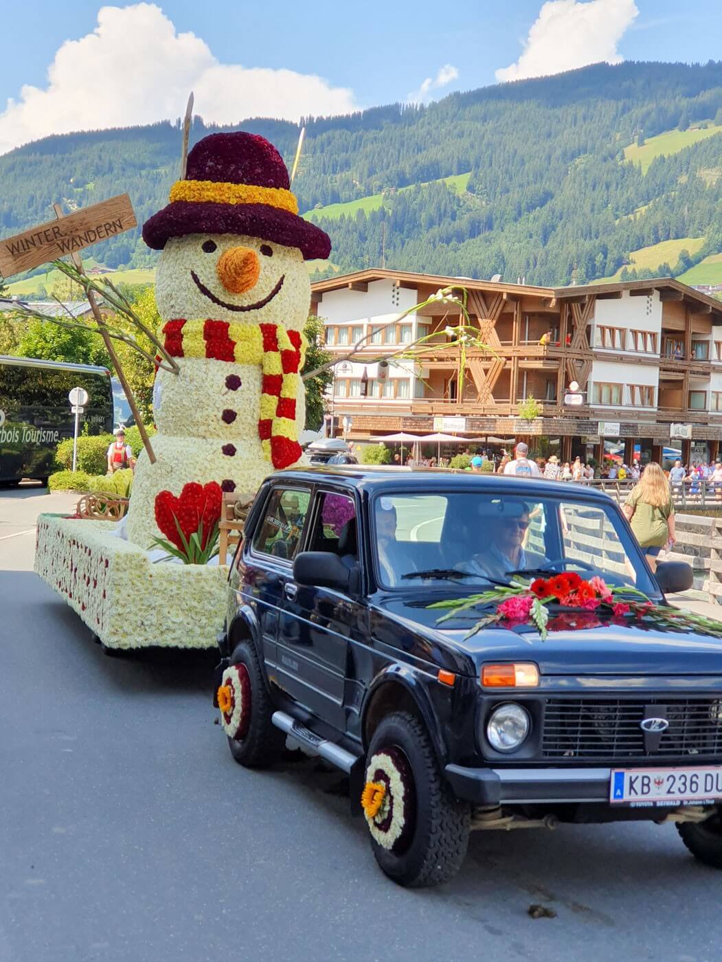 Motivwagen im Blumencorso Kirchberg - Blumenschmuck in Form eines Schneemanns