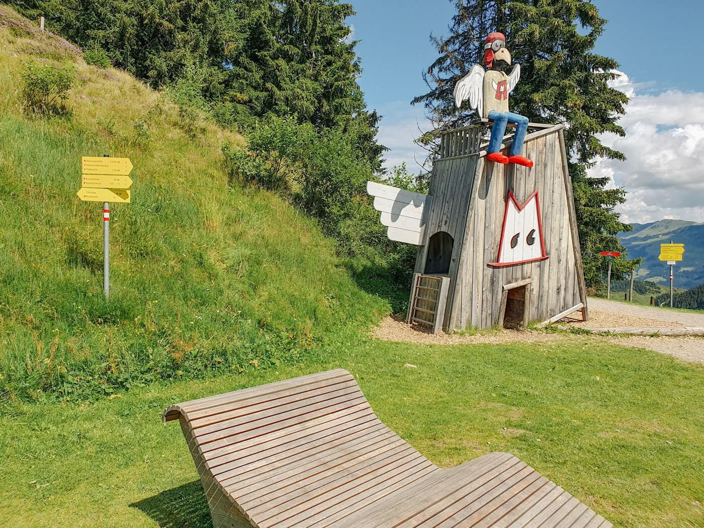 Sinusliege und Startpunkt zum Himmelssteig an der Bergstation der Alpenrosenbahn