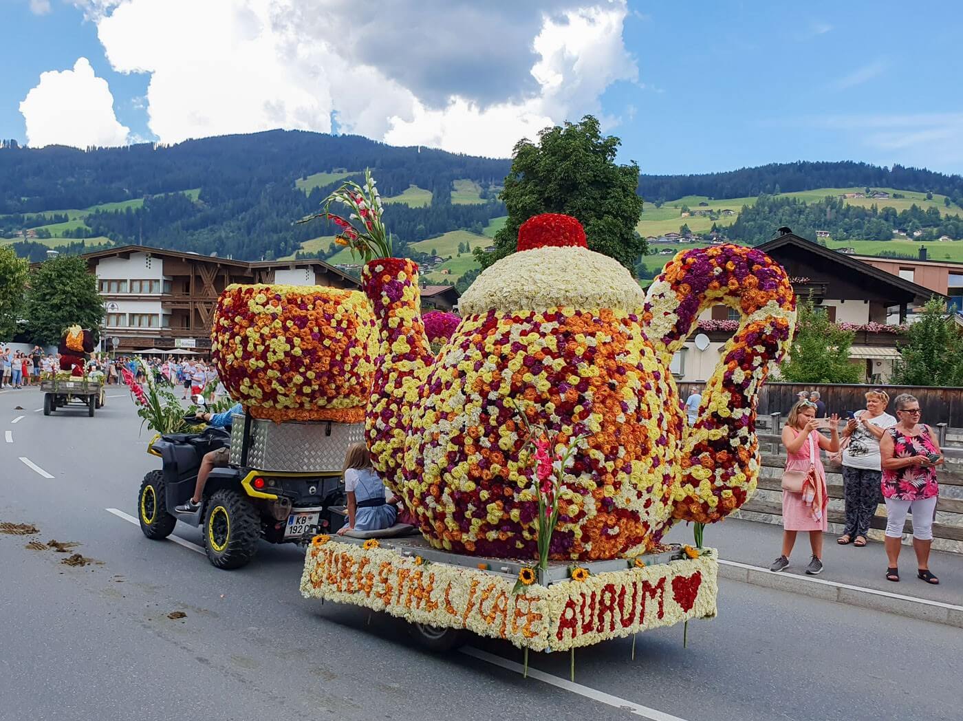 Motivwagen im Blumencorso Kirchberg - Blumenschmuck in Form einer Teekanne