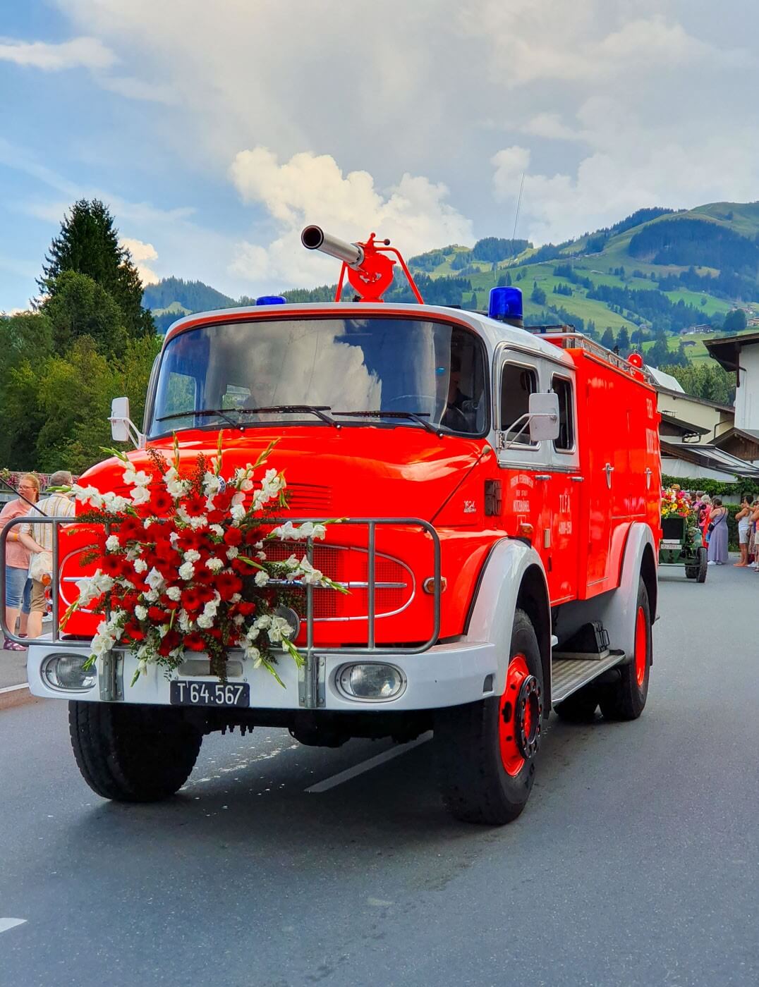 Blumengeschmücktes Feuerwehrauto zu Beginn des Blumencorso Kirchberg