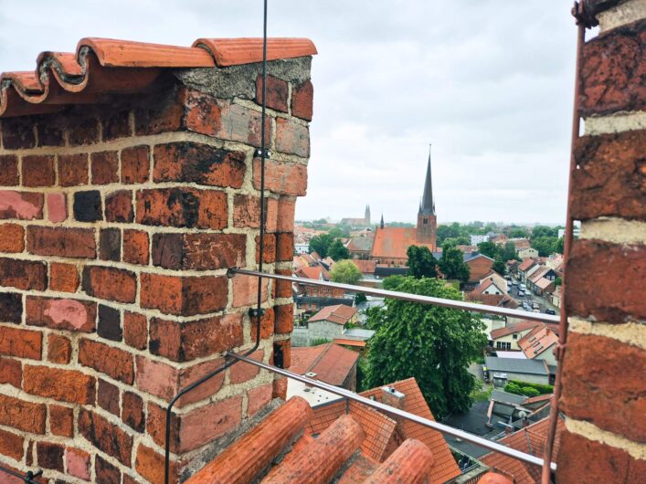 Blick durch die Zinnen des Uenglinger Tors auf Stendal