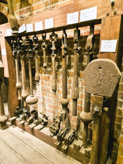 Glocken-Klöppel ausgestellt im Turm der Marienkirche