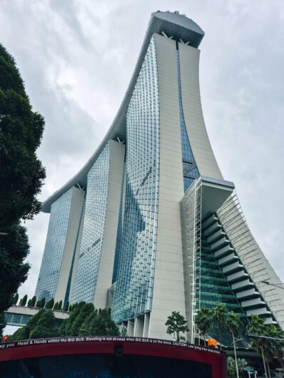 Seitenansicht des Marina Bay Sands Hotel