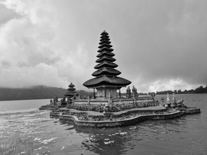 Blick auf einen Teil des Pura Ulun Danu Beratan im See