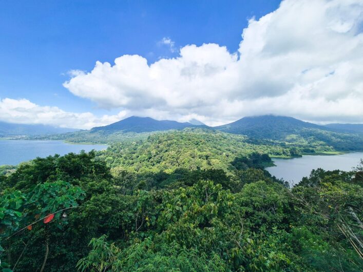 Zwillingsseen auf Bali umrahmt von üppigem Grün